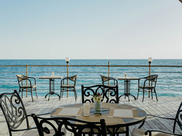 Ресторан Пирс — отель Amra Park-Hotel & Spa в Абхазии