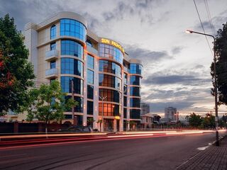 Фасад вечер — Sun Palace Gagra, отель в Абхазии